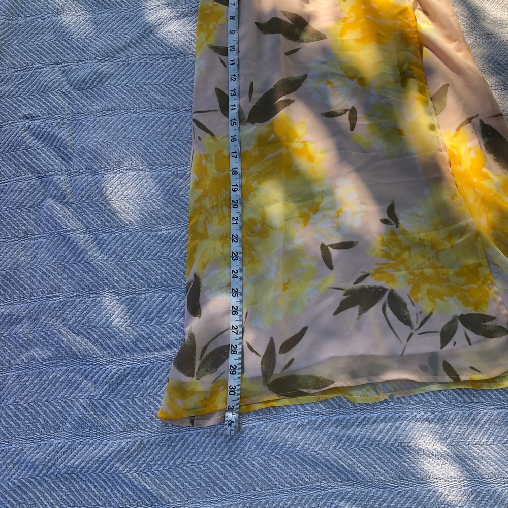 𝐍𝐄𝐖 HALOGEN FLORAL MIDI DRESS - Picture 5 of 7